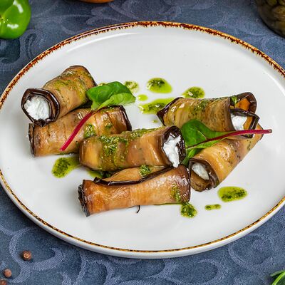 Рулеты из баклажанов с крем-чизом и соусом песто в Космос по цене 390 ₽