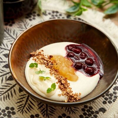 Гурьевская каша с ванильным соусом, вишней и грушей в Белок по цене 490 ₽