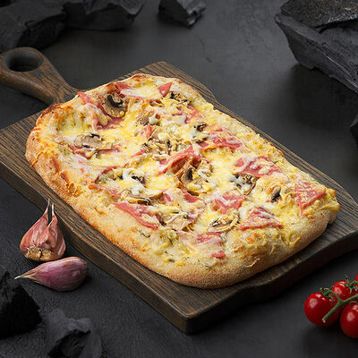 Римская пицца Ветчинэ в Crazy Brothers по цене 890 ₽