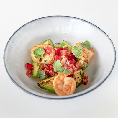 Авокадо гриль с креветками и томатной сальсой в Ava bistro по цене 1100 ₽