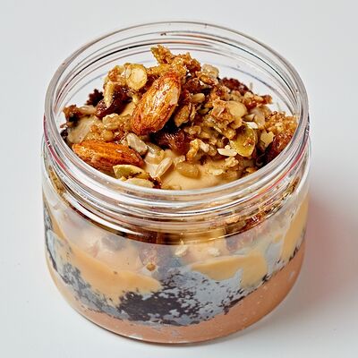 Шоколадный бисквит/ карамель/гранола 170 гр в Кафе Итальянцы по цене 420 ₽