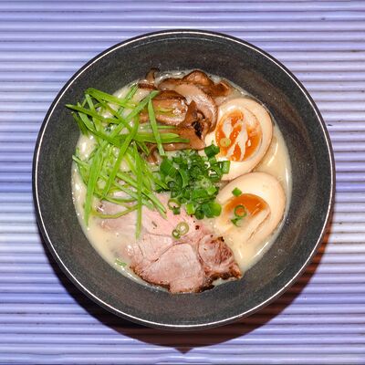 Тори мисо пайтан рамен со свининой и молодым горошком в Лапшичка по цене 600 ₽