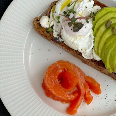 Брускетта из проросшей пшеницы с лососем, авокадо и яйцом пашот в Berberry & ptichka по цене 650 ₽