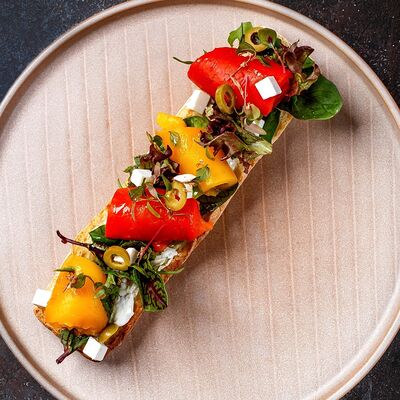 Брускетта с печёными перцами и сыром фетта в Макароны по цене 450 ₽