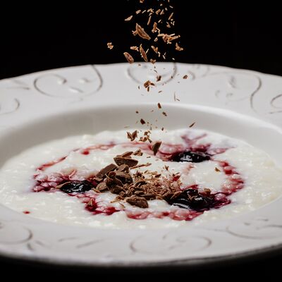 Рисовая каша на смеси кокосового и коровьего молока с шоколадом и вишневым вареньем в Cruise по цене 390 ₽