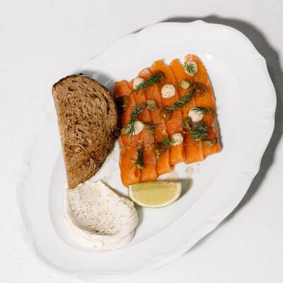 Слабосоленый лосось подается с тертым хреном и тартином в Эклерная по цене 670 ₽