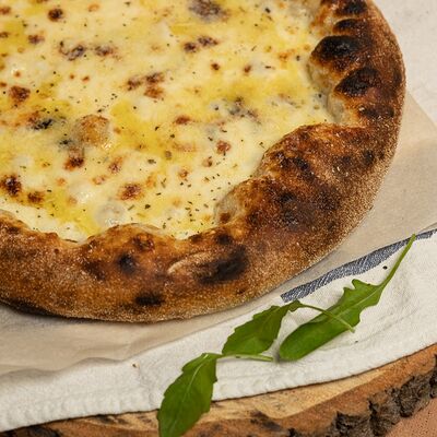 Неаполитанская пицца Куатро формаджио в Пицца и Паста по цене 895 ₽