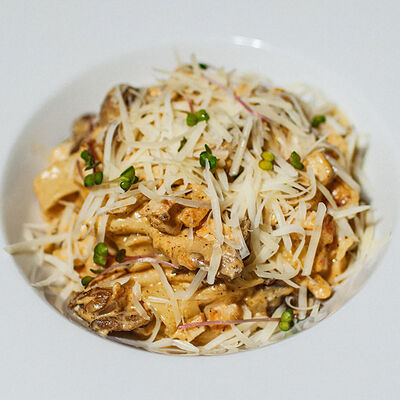 Паста с курицей и грибами в Кафе Наше Место по цене 680 ₽