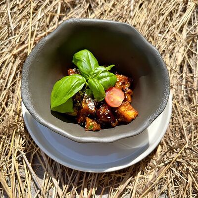 Баклажаны в кисло-сладком соусе в Кафе Театральное по цене 420 ₽