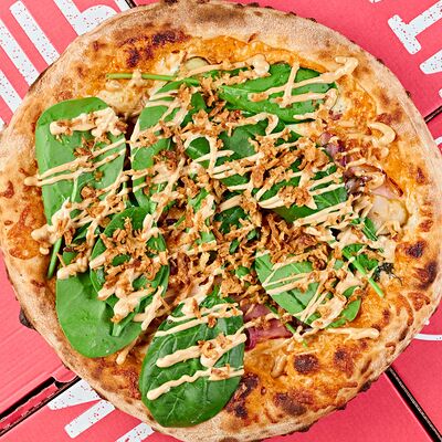 Пицца с пастрами из цыплёнка, беконом и моцареллой в Кафе Итальянцы по цене 490 ₽