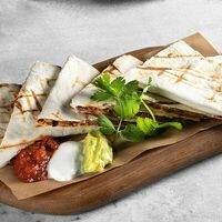 Кесадилья с копченым рваным мясом из смокера в Где нас нет