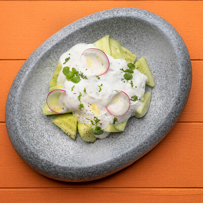 Салат из свежих огурцов с домашним йогуртом и мятой в Сорренто by Novikov по цене 580 ₽
