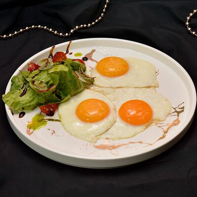 Глазунья из трёх яиц в Правда по цене 250 ₽