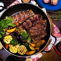 Мясное ассорти на сковороде в DuderHoff