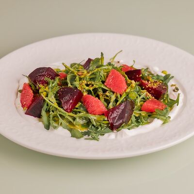 Cалат со свёклой и козьим сыром в NIQA Patisserie & Cafe по цене 850 ₽