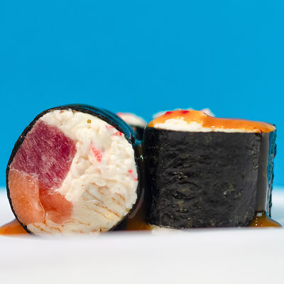 Ролл без риса с крабом, тунцом и манго-чили в Русалочка любит суши по цене 850 ₽