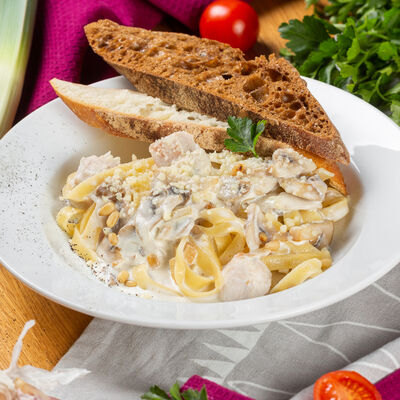 Паста с курицей и грибами в Поль Бейкери по цене 565 ₽