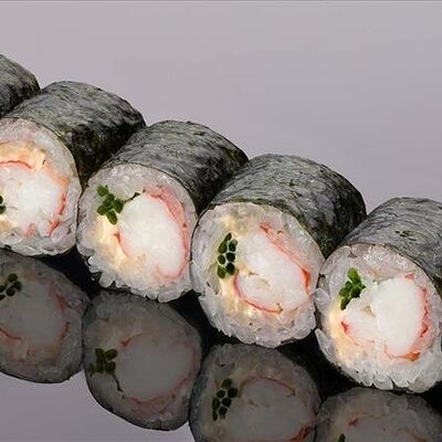 Ролл из камчатского краба с луком-сибулетом и соусом спайси в Bluefin по цене 1610 ₽