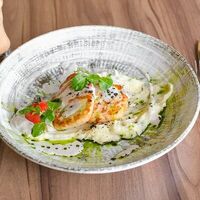 Куриные котлеты с картофельным пюре и сливочным соусом в Волна