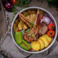 Жареная телячья корейка с овощами в Белый сад