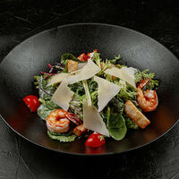Цезарь с тигровыми креветками в Wok café