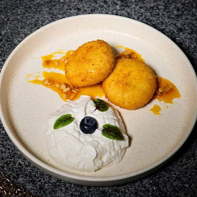 Сырники с сыром Рикотта и облепиховым вареньем в Sweetheart по цене 790 ₽