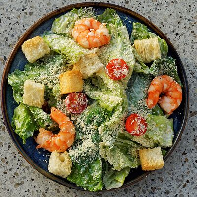 Цезарь с креветкамив Foodmarket по цене 520 ₽