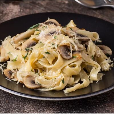 Феттуччине с курицей и грибами в Панорама по цене 800 ₽