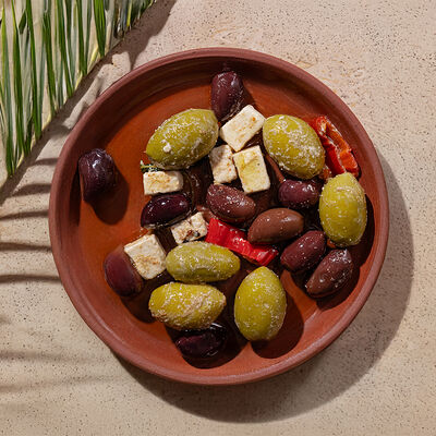 Оливки в пряном маринаде с сыром фета в Luwo по цене 650 ₽