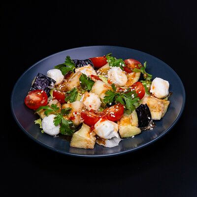 Салат с хрустящими баклажанами и сливочным сыром в СушиТаяки по цене 961 ₽