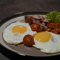 Яичница из двух фермерский яиц с беконом в ОнегинЪ