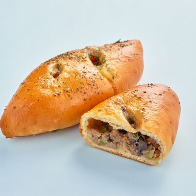Пирожок Шампиньоны, вешенки, сулугуни в Пирожковая минутка по цене 130 ₽