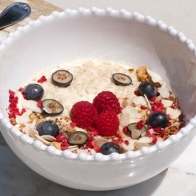 Каша овсяная/ягоды/орехи в Bisou Bisou Bistro по цене 600 ₽