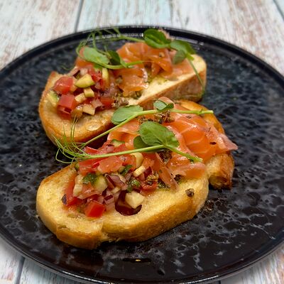 Брускетта с лососем, авокадо и овощной сальсой в Сова по цене 750 ₽