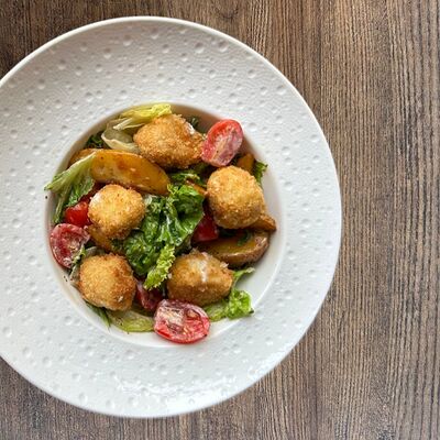 Салат с треской, томатами и кунжутной заправкой в Гости по цене 720 ₽