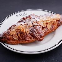 Круассан с миндальным кремом в Paul