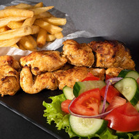 Шашлык куриный на тарелке в Black Grill House