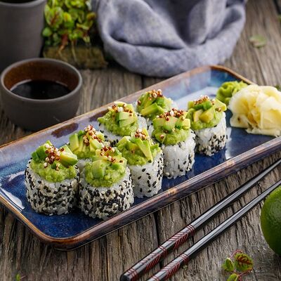 Роллы с авокадо и салатом из зелени в Баклажан в ТЦ 