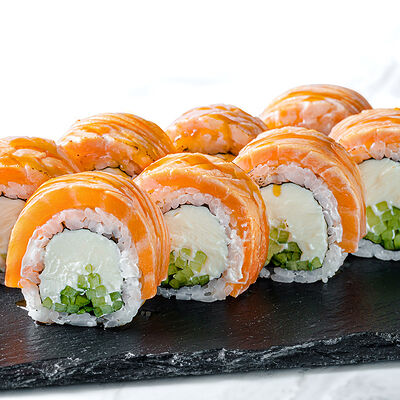 Ролл Филадельфия с опаленным лососем в Too much sushi по цене 980 ₽