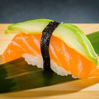 Суши Лосось с авокадо в Yellowfin sushi