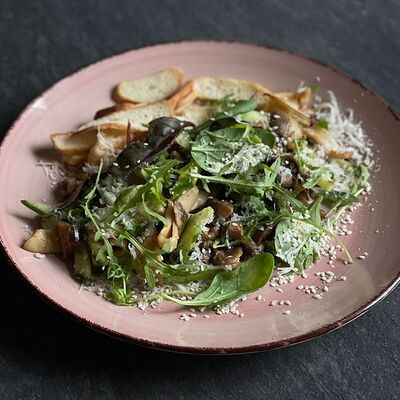 Салат с кальмарами и шампиньонами фри в Жар-пицца по цене 500 ₽