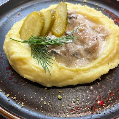 Бефстроганов из курицы с картофельным пюре в La Vida loca по цене 550 ₽