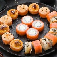 Сет Филадельфия половина в OMAKASE SUSHI ROLLS