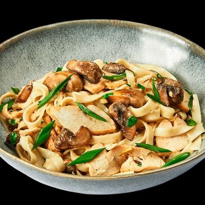 Вок с курицей, грибами и сливочным соусом в Kannam Chicken по цене 409 ₽