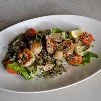 Салат овощной с морепродуктами в Нами