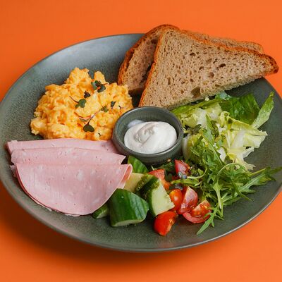 Скрембл или глазунья с мортаделлой в Марсианин по цене 660 ₽