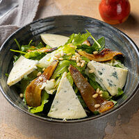 Салат с грушей и голубым сыром в Арт-кафе Гончаровъ