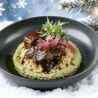 Томленые щечки, булгур и крем из баклажана в Мамули