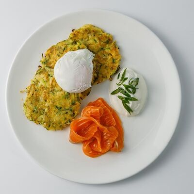 Драники из цукини с лососем и яйцом пашот (я) в Бургари по цене 930 ₽