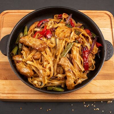 Вок с курицей 380 г в Суши Ибица по цене 495 ₽